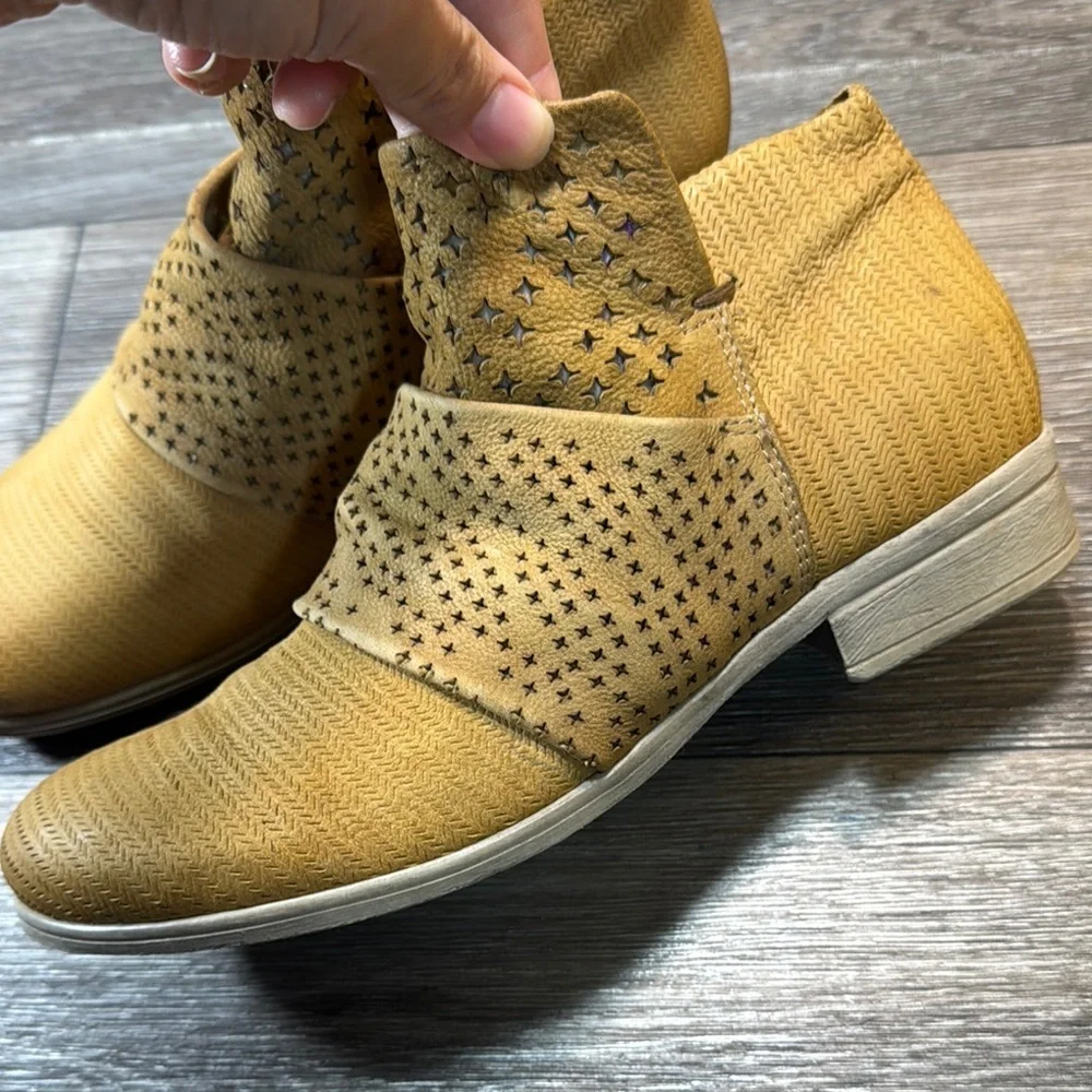 MJUS Stylish Tan Ankle Boots woman’s size 40 (s34)